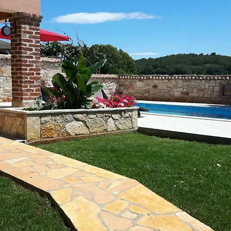 Luna With Pool Feriehus