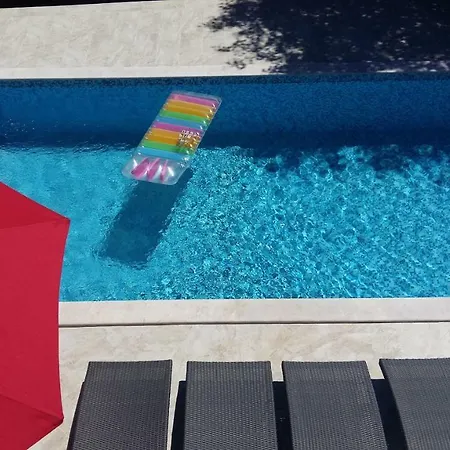 Σπίτι διακοπών Luna With Pool