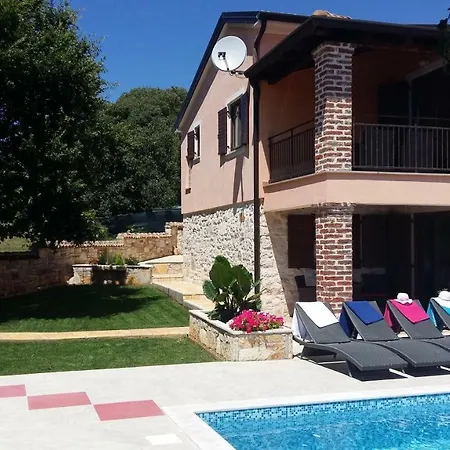 Luna With Pool Vikendica