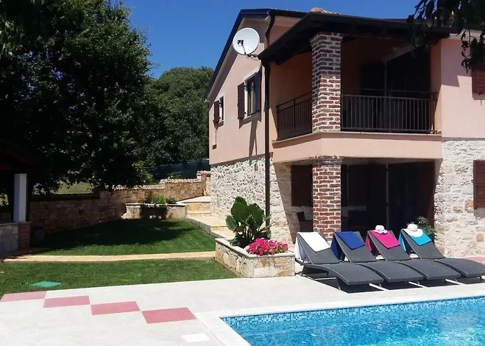 Luna With Pool Feriehus